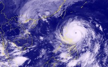 Bão số 7 thành áp thấp, siêu bão Haima 'đuổi theo' vào biển Đông