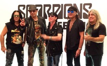 Scorpions xuất hiện tại Hà Nội: 'Còn đam mê chúng tôi còn hát'