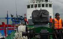 Tàu cảnh sát biển vượt sóng to cứu 10 ngư dân