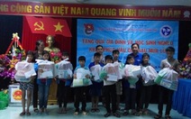 Thành đoàn TP.HCM trao quà cho học sinh vùng lũ Quảng Bình