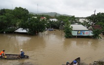 Tìm thấy người bị lật ca nô mất tích đu trên cây tre