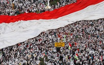 Người biểu tình Indonesia ném đá, phá rào