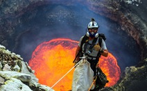 Nhiếp ảnh gia 'gan trời' chụp ảnh trên miệng núi lửa