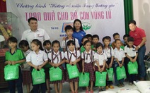 ​Tuổi Trẻ tặng quà cứu trợ dân vùng lũ Bình Định
