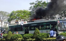 Xe buýt bốc cháy khi đang chạy giữa đường Sài Gòn