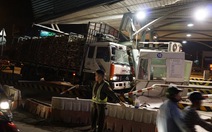 Xe tải mất thắng tông sập trạm thu phí cầu Đồng Nai