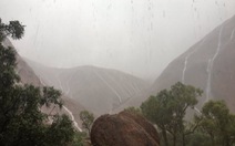 Clip mưa kỳ lạ như thác nước ở công viên quốc gia Úc