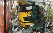 Xe container mất lái tông sập nhà dân, hai mẹ con chết tại chỗ
