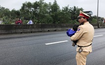 Cảnh sát giao thông cùng dân cứu hai mẹ con bị tai nạn