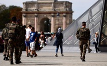 ​Binh sĩ Pháp bị chém ngay sân bảo tàng Louvre