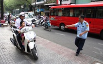 Phạt cả trăm người đi xe máy leo lề tại trung tâm Sài Gòn