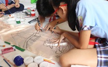 Học sinh trổ tài vẽ tranh trên áo dài