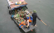Vịnh Hạ Long mỗi ngày vớt 2 tấn rác ven bờ