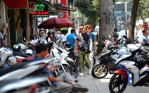 ​Vỉa hè Sài Gòn bị lấn chiếm: Có chống lưng, 'bảo kê'?