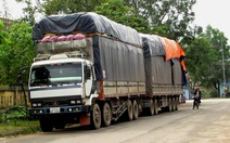 Truy bắt xe tải Lào húc đổ cổng chào huyện rồi bỏ chạy