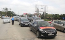 ​Người dân lại đưa ôtô phản đối trạm thu phí Bến Thủy