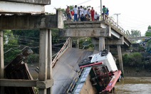 Cầu sập, xe ép cọc 15 tấn cùng 2 người lọt sông