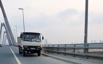 Đề nghị phạt nghiêm xe tải chạy ngược chiều trên cầu Nhật Tân