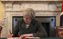 ​Thủ tướng Anh ký thư kích hoạt Brexit