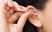 ​Dễ viêm tai ngoài do dùng bông ráy tai không đúng cách