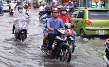 Nước cống trào ngược, đường Lê Văn Việt ngập lênh láng