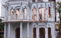 Tháo dỡ biệt thự cổ ngoài 100 tuổi ở Huế