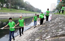 Chàng thanh niên Mỹ cùng sinh viên Hà Nội dọn rác sông Tô Lịch