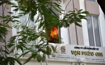Cứu gần 10 người kẹt trong đám cháy nhà 5 tầng ở Sài Gòn