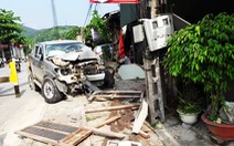 Tai nạn liên hoàn, xe bán tải tông sập tiệm tạp hóa