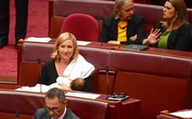 ​Nghị sĩ Úc vừa họp quốc hội vừa cho con bú