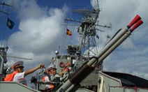 Tàu săn ngầm huấn luyện bắn ngư lôi trên biển