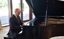 Ông Putin trổ tài chơi piano khi chờ ông Tập
