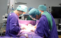 Phẫu thuật lấy 'khối u hóa đá' 2kg trong người bệnh nhân
