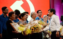 Gần 600 đảng viên nhận huy hiệu Đảng dịp sinh nhật Bác