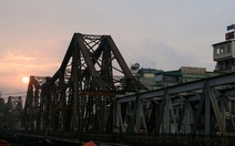 Cấm cầu Long Biên để sửa mặt cầu