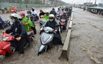 Mưa to nhiều giờ, đông Sài Gòn ngập lênh láng