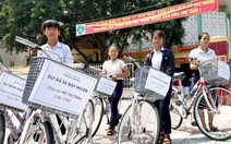 Giáo viên góp tiền mua xe đạp cho học sinh mượn