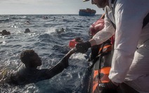 Kinh hoàng tàu lật, 200 người rơi xuống Địa Trung Hải