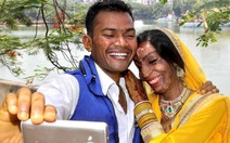 Sao Bollywood đi mừng đám cưới cô gái bị tạt axít 