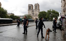 Pháp bắn kẻ tấn công cảnh sát trước Nhà thờ Đức Bà Paris