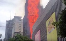 Clip nhà cao tầng Trung Quốc cháy 'như rơm'