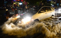 Làm cách nào để lái xe qua khu vực ngập nước?