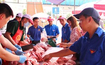 Tấp nập mua ủng hộ thịt heo sạch chỉ 40.000 đồng/kg