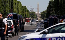 Ô tô lao vào xe cảnh sát gần dinh tổng thống Pháp