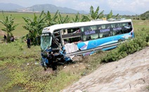 Tai nạn liên hoàn khiến xe khách lao xuống ruộng, 1 người chết