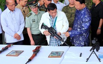 Trung Quốc tặng vũ khí, tiền cho Philippines
