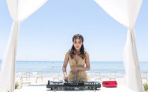 Trang Moon mặc áo cưới, chơi DJ trên biển Mỹ An