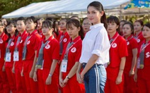 Á hậu Việt Nam đi phát tờ rơi, kêu gọi hiến máu cứu người