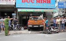 Xe bán tải húc hàng loạt xe, lao vào nhà dân giữa Sài Gòn
