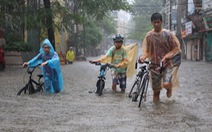 Mưa lớn sau bão số 2, đường phố Hà Nội ngập thành sông